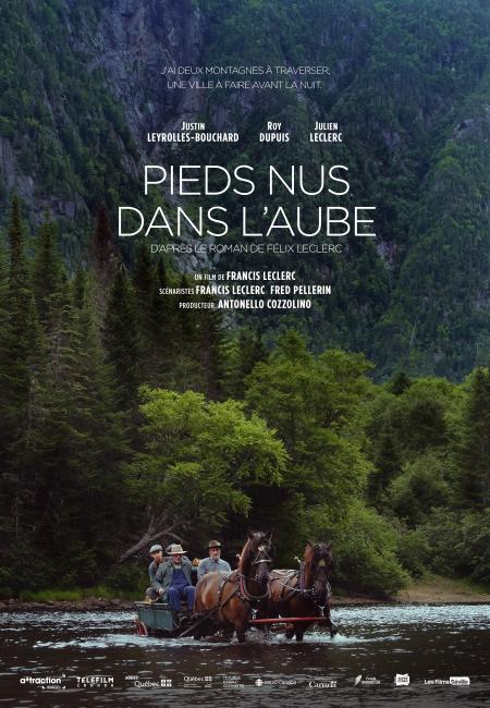 Pieds nus dans l'aube - Film de Francis Leclerc - Affiche temporaire (un groupe traverse la rivière) - Citation : "J'ai deux montagnes à traverser, une ville à faire avant la nuit"