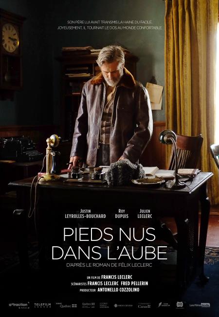 Pieds nus dans l'aube - Film de Francis Leclerc - Affiche temporaire (père) - Citation : "Son père lui avait transmis la haine du facile. Joyeusement, il tournait le dos au monde confortable."