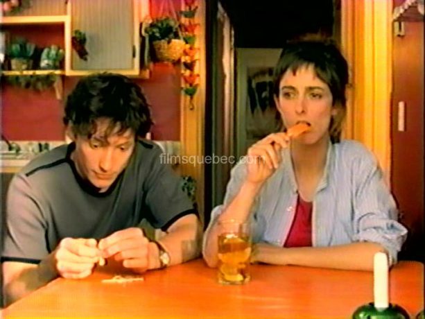 Isabelle Brouillette et Danny Gilmore en train de manger une glace à l'orange dans le film Crème glacée, chocolat et autres consolations de Julie Hivon