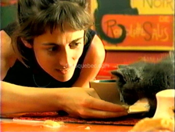 Isabelle Brouillette donnant à manger à un petit chat errant dans le film Crème glacée, chocolat et autres consolations de Julie Hivon