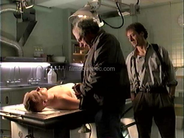 Luc Picard et Julien Poulin regardant le cadavre de Martin dans Le dernier souffle de Richard Ciupka (image extraite du film)