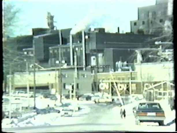 Christiane Lévesque et Nicole Scant déambulent dans les rues de Rouyn écrasées par la laideur des bâtisses industrielles dans Hiver bleu d'André Blanchard