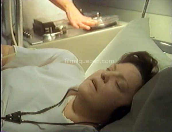 La comédienne Nicola Cavendish dans The Sleep Room (Le pavillon de l'oubli) de Anne Wheeler - Une femme alitée écoute une bande sonore subliminale.