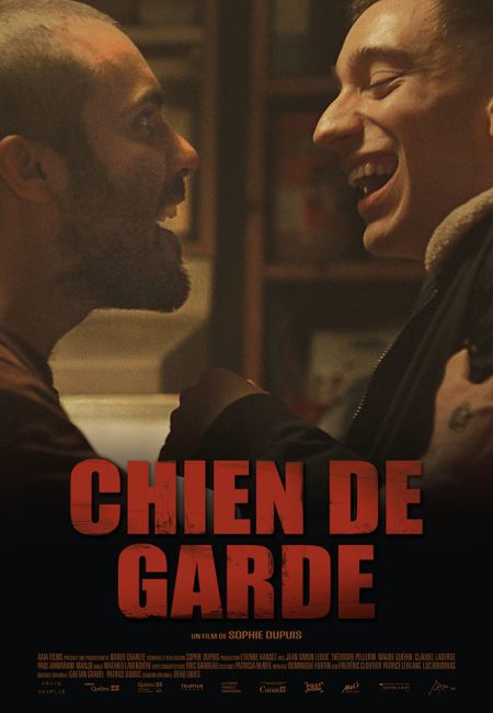 Affiche du film Chien de garde de Sophie Dupuis. On y voit deux comédiens de profil en train de rire aux éclats.