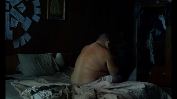 Ludovic Berthillot dans le film All You Can Eat Bouddha de Ian Lagarde (l'homme est assis sur son lit en train de téléphoner)