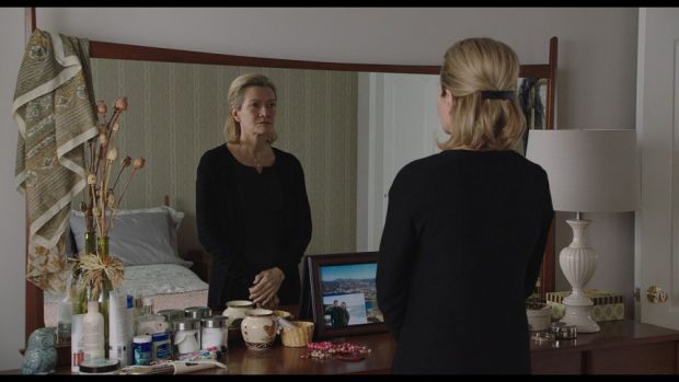 La comédienne québécoise Élise Guilbault jour Monique dans le film Pour vivre ici de Bernard Émond - Sur la photo, elle se tient devant un miroir et semble habitée d'une profonde réflexion.