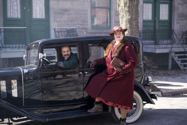 Debbie Lynch-White (La Bolduc) et Émile Proulx-Cloutier (Édouard Bolduc) dans La Bolduc de François Bouvier le couple pose en tenue chic devant une voiture de luxe)