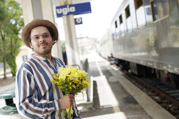 Jean-Carl Boucher dans 1991 de Ricardo Trogi (il tient un bouquet sur le quai de la gare)