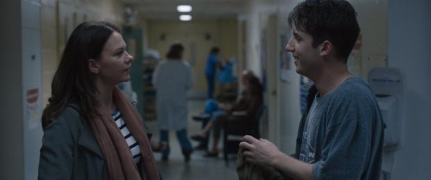 Pierre-Luc Lafontaine et Fanny Mallette dans L'amour de Marc Bisaillon (dans un corridor d'hôpital, les deux comédiens se dévisagent)