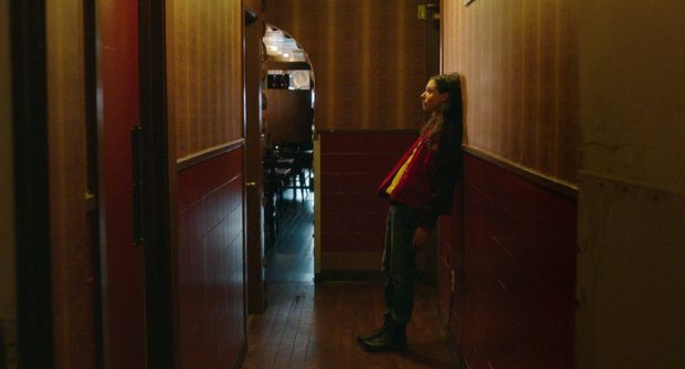 Karelle Tremblay dans le couloir de La disparition des lucioles (Source image: Les Films Séville)
