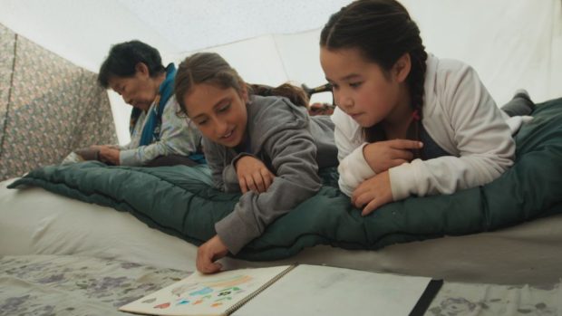 Image officielle film canadien Tia et Piujuq de Lucy Tulugarjuk