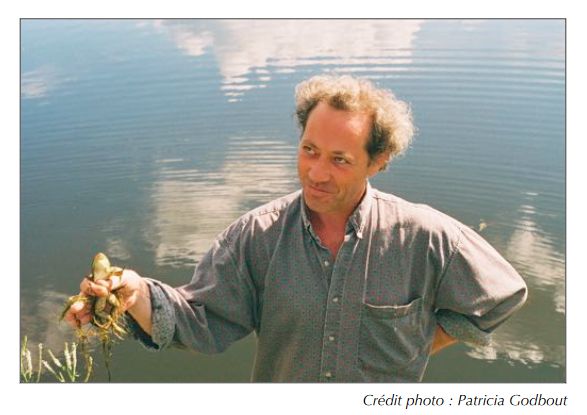 Le poète Yves Boisvert tenant dans la main une grenouille