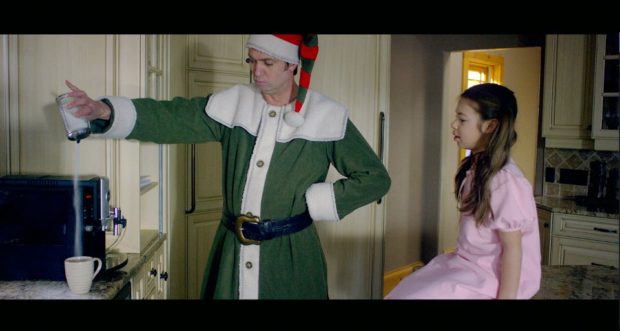 Jean-Marie Corbeil et Anaïs Laforge dans Papa est devenu un lutin de Dominique Adams (image extraite du film)