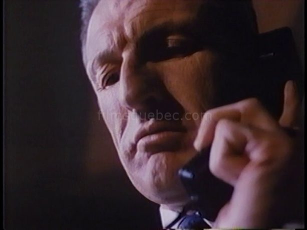 Yvan Ponton dans Scanners II, the New Order de Christian Duguay (filmé en contre-plongée, l'homme est au téléphone, l'air menaçant)