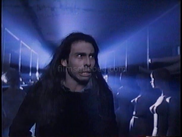 Raoul Trujillo dans Scanners II, the New Order de Christian Duguay (l'homme déambule, hagard, dans un entrepôt de mannequins en plastique)