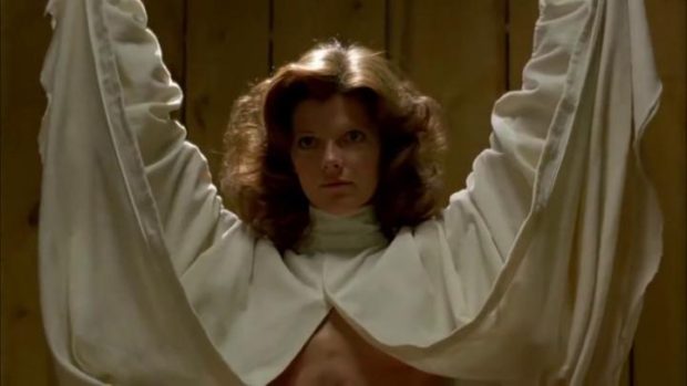 Samantha Eggar incarne Nola dans The Brood de David Cronenberg (la femme dévoile son ventre mutilé)