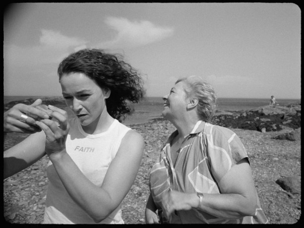 Image des comédiennes Sylvie Drapeau et France Arbour dans le film Les Fantômes des 3 Madeleine de Guylaine Dionne (source : collection personnelle)