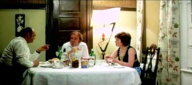 La maudite galette - le repas avec l'oncle riche (capture d'écran - &copys;filmsquebec.com)