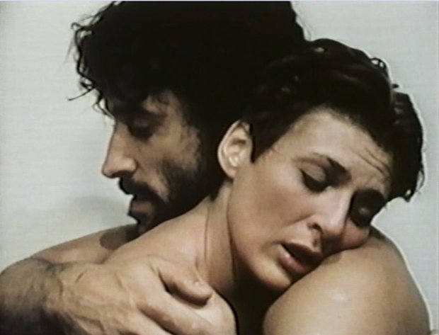 Image extraite du film Vie d'Ange montrant Pierre Harel et Paule Baillargeon entrelacés. (Source image : collection personnelle)