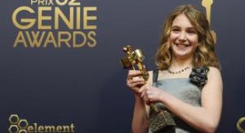 Sophie Nelisse et son trophée gagné aux Genie pour Monsieur Lazhar (Mark Blinch/Reuters)