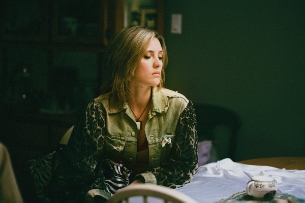 Image de la comédienne Evelyne Brochu qui est Sarah dans Tom à la ferme de Xavier Dolan (image : Clara Palardy)