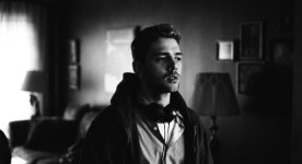 Imge en noir et blanc de Xavier Dolan sur le tournage de Mommy (photo Shayne Laverdière)