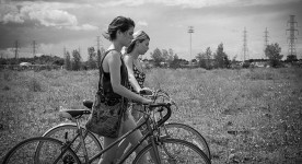 Image de Julianne Côté et Catherine St-Laurent perdues dans un no-man's-land dans Tu dors Nicole (©Sara Mishara)