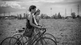 Image de Julianne Côté et Catherine St-Laurent perdues dans un no-man's-land dans Tu dors Nicole (©Sara Mishara)