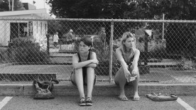 Image de Julianne Côté et Catherine St-Laurent dans Tu dors Nicole (©Sara Mishara)