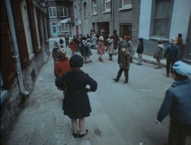 Documentaire de Gilles Groulx intitulé Québec... ? - Enfants jouant dans une rue étroite de la vieille capitale (collection personnelle)