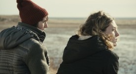 Image extraite du film Les loups (Sophie Deraspe) - Nadine & Élie - Cindy-Mae Arsenault & Evelyne Brochu