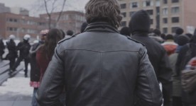 Alexandre Landry de dos dans L'amour au temps de la guerre civile