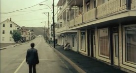 Capture d'écran montrant François Chénier dans le village de Saints-Martyrs-des-Damnés. Film de Robin Aubert (2005 - Max Films / Films Christal)