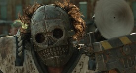 Image officielle extraite du film Turbo Kid (un homme masqué)