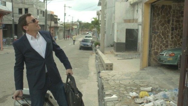 Image du comédien Patrick Huard découvrant Haïti dans Ego Trip, film de Benoit Pelletier, 2015 - Films Séville