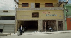 Image de Patrick Huard arrivant à l'hôtel Ké Kontan dans Ego Trip de Benoit Pelletier (2015, Films Séville)