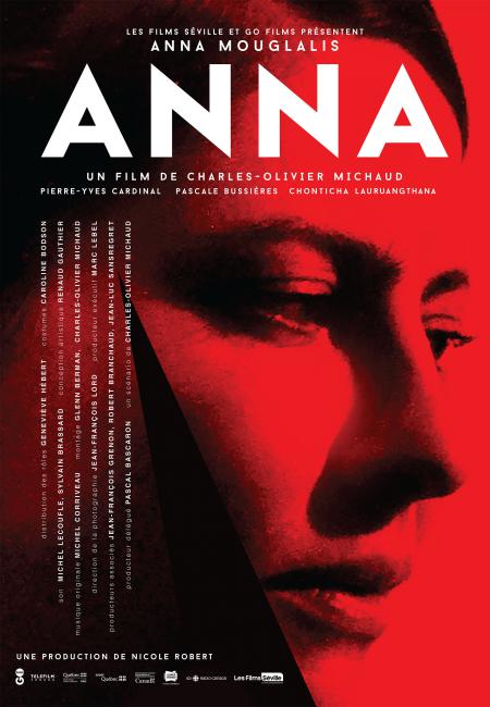 Affiche du film Anna (Charles-Olivier Michaud) - Affiche rouge avec le visage de la comédienne Anna Mouglalis vue de profil. Le générique est à gauche à la verticale.