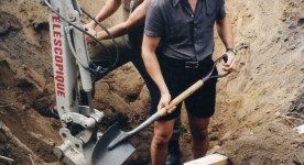 Réal Bossé et François Papineau creusant - film La Bouteille de Alain Desrochers (Image: Caroline Hayeur - Source: Coll. personnelle)