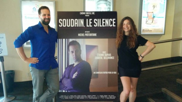 Étienne Dupuis et Chantal Bellavance au cinéma Beaubien devant l'affiche du film Soudain, le silence