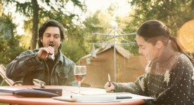 Image des comédiens Valérie Cadieux et Maxim Gaudette dans Les êtres chers (2015 - réal. Anne Émond, photo Yannick Grandmont)