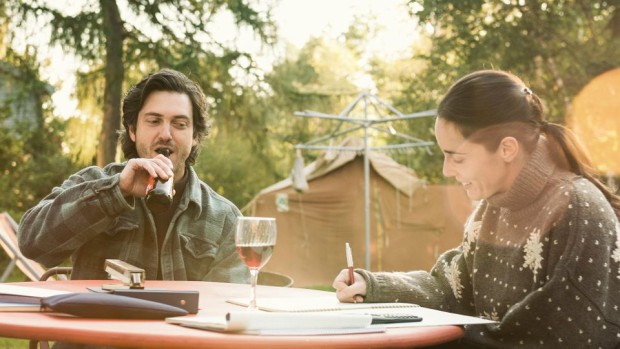 Image des comédiens Valérie Cadieux et Maxim Gaudette dans Les êtres chers (2015 - réal. Anne Émond, photo Yannick Grandmont)