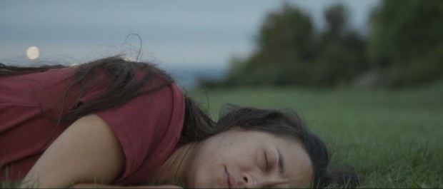 Image de la comédienne Catherine Cédilot allongée dans l'herbe dans une scène du film Toujours encore