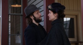 Photo officielle de Caroline Dhavernas et Francis Ducharme dans une scène du film Chasse Galerie (courtoisie eOne)