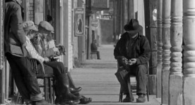 Filmé par Colin Low, City of Gold, nommé à un Oscar en 1957, montre Dawson City, ville de la ruée vers l’or, laissant transparaitre vie et espoir dans cet étrange lieu de fantômes et d’absence