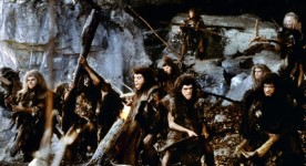 Image extraite du film La guerre du feu dans laquelle on voit un groupe d'homo sapiens dans une caverne.