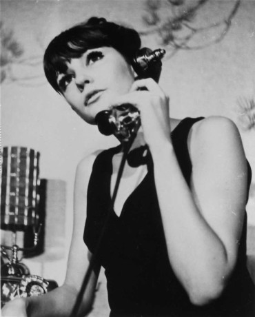 Mariette Lévesque au téléphone dans une scène du film Manette ou les dieux de carton (image promotionnelle originale)