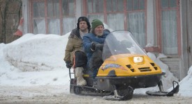 Images de Alexis Martin et Gilles Renaud sur une motoneige jaune dans Les mauvaises herbes (Louis Bélanger)