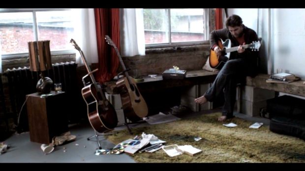 Image extraite du film Long Gone Day - Un musicien à l'oeuvre dans un appartement sale - (capture d'écran - source filmsquebec.com)