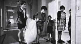 Image officielle du film La dame en couleurs (Claude Jutra, 1985) - Les enfants transportent un sac... (Georges Lussier, Jean-François Lesage, Guillaume Lemay-Thivierge, Charlotte Laurier, Mario Spénard) - (source : filmsquebec.com)