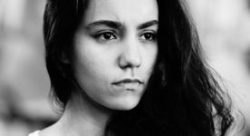 Portrait noir et blanc de la jeune comédienne française Lina El-Arabi (&cpy;Agence Elizabeth Simpson)